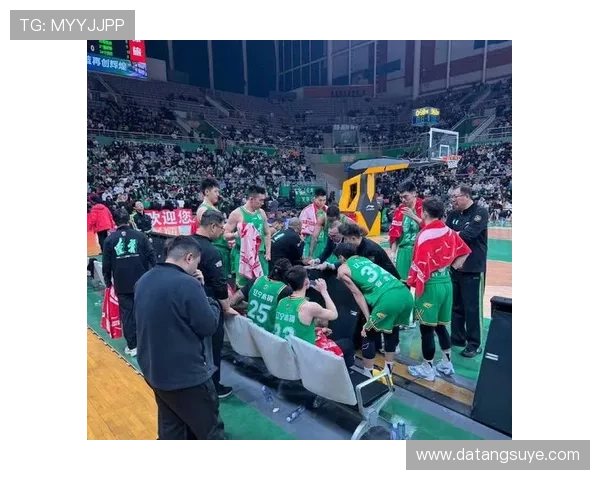 篮球赛事激战正酣 多队争夺季后赛名额实力对决即将上演